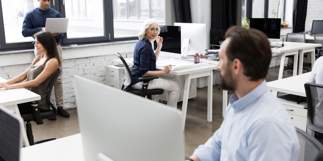 Jak urządzić ergonomiczne stanowisko pracy? Praktyczny poradnik dla pracodawców
