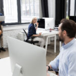 Jak urządzić ergonomiczne stanowisko pracy? Praktyczny poradnik dla pracodawców