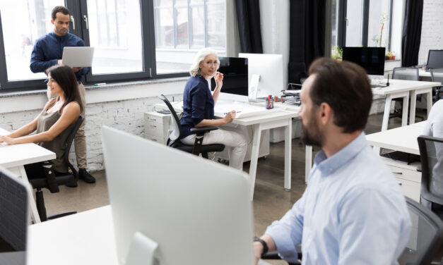 Jak urządzić ergonomiczne stanowisko pracy? Praktyczny poradnik dla pracodawców