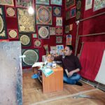 Jak sprowadzać rękodzieło z Nepalu do Polski – historia sklepu cosmicgeometry.art i sztuki, która łączy kontynenty