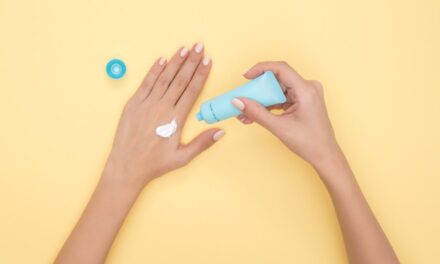 Kosmetyki naturalne dla kobiet – zdrowa pielęgnacja skóry krok po kroku