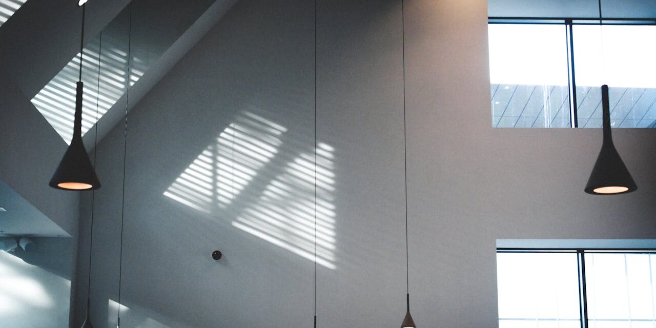 Lampy wiszące – centralny punkt oświetlenia w salonie i jadalni