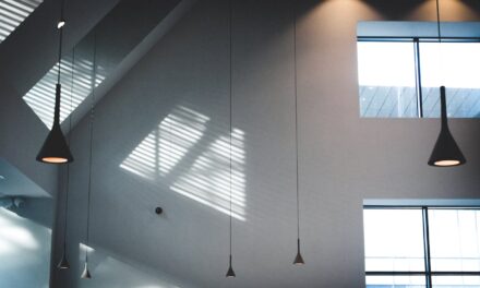 Lampy wiszące – centralny punkt oświetlenia w salonie i jadalni